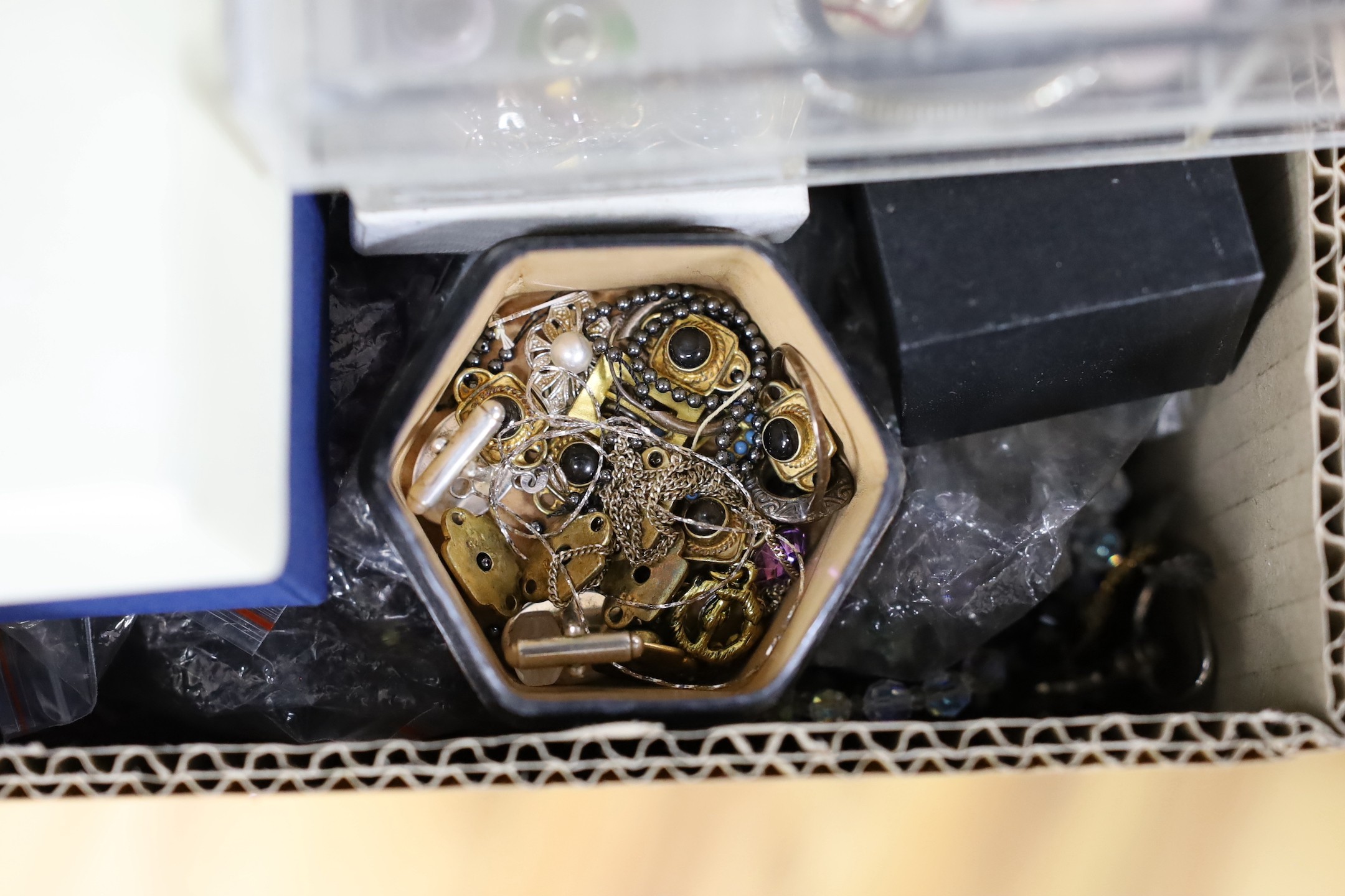 A quantity of assorted costume jewellery.